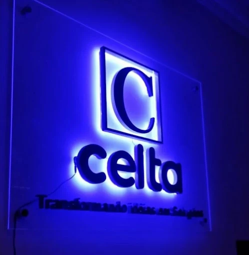 Letreiro luminoso da Celta Engenharia com o slogan Transformando ideias em soluções